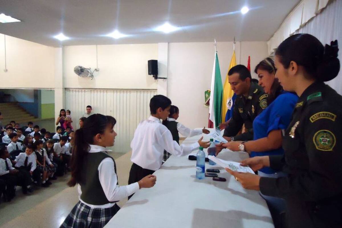 Los estudiantes recibieron certificados de parte de los agentes de Policía, con el propósito de motivar a los menores, en la práctica de las buenas acciones y la solidaridad con sus compañeros, además del respeto por la naturaleza y sus mayores. (Foto: Suministrada por la Policía / VANGUARDIA LIBERAL)