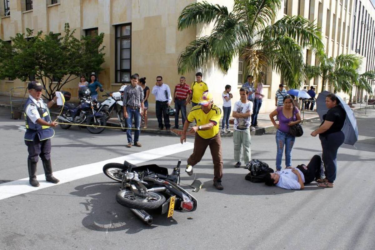 El agente de Tránsito tuvo tiempo hasta de hacer el croquis del accidente porque la ambulancia no llegaba. (Foto: Nelson Díaz/VANGUARDIA LIBERAL )