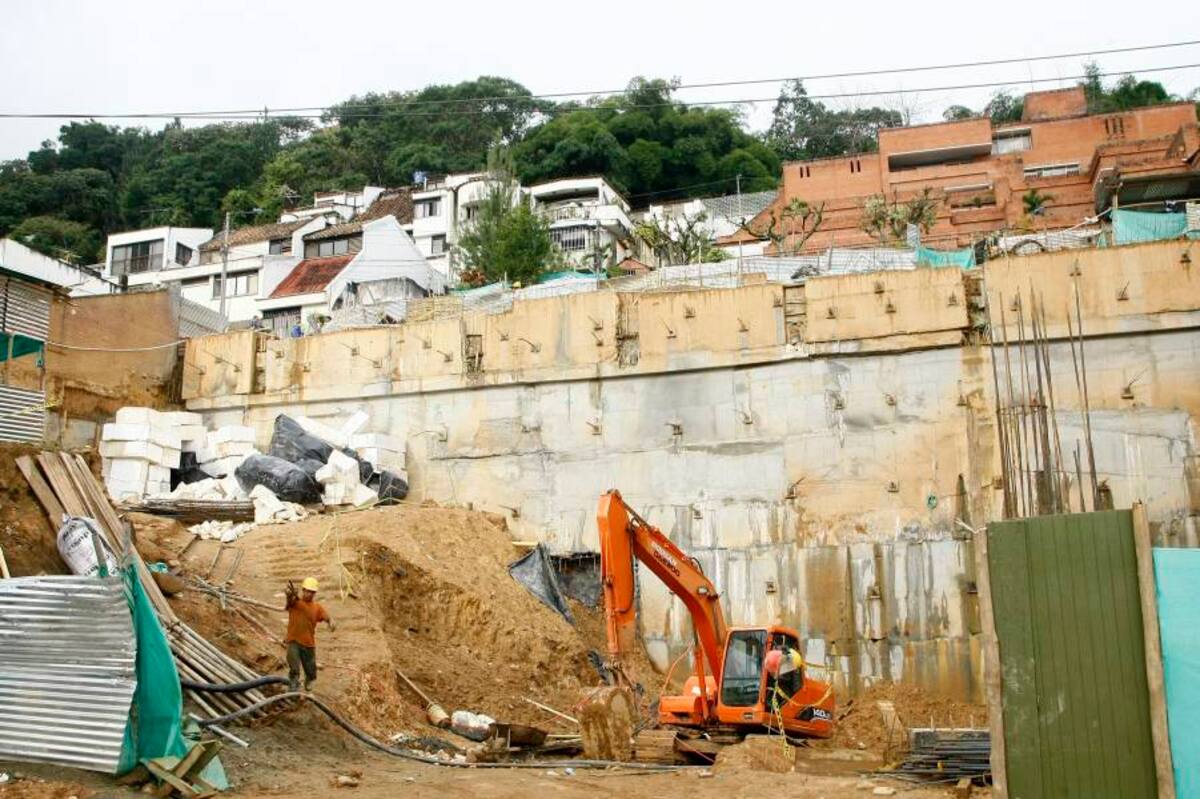 La pantalla anclada del problema. Arriba, las casas afectadas. (Foto: César Flórez / VANGUARDIA LIBERAL)