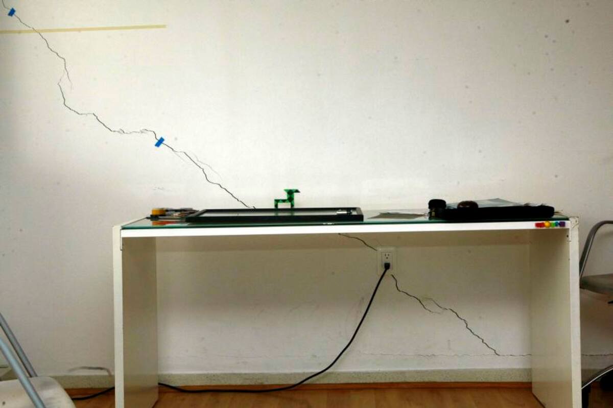 Arriba, una grieta que atraviesa una pared. Abajo a la izquierda, un hundimiento. A la derecha, un muro de piedra que colapsó. (Foto: César Flórez / VANGUARDIA LIBERAL)