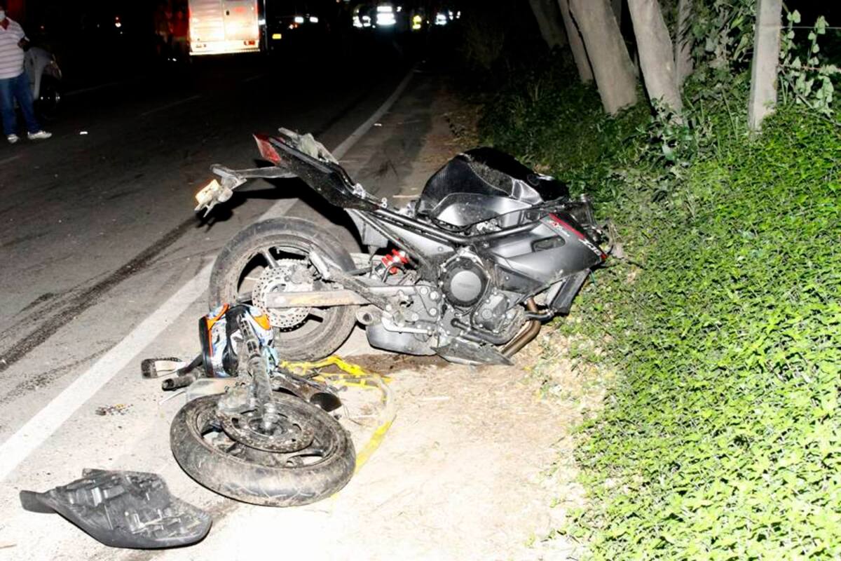 Así quedó la motocicleta de alto cilindraje en la que se movilizaban las víctimas. Se trata de una Yamaha 600. (Foto: Marco Valencia/VANGUARDIA LIBERAL)