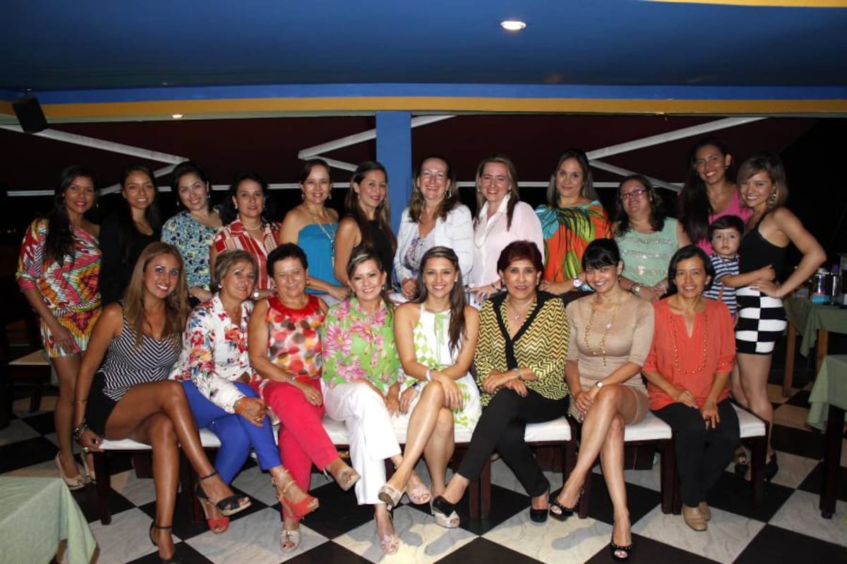 Sandra Milena Garzón, Fanny Gómez, Isabel Rueda de Hernández, Sonia Marín Aguilar, Dayra Dayana Gómez Marín, Nancy Mora de Villamizar, Liliana Marín, Melba Marín, Lina Rivero Pastrana, Katherine Marín, Mónica Victoria Plata, Liliana Ortega, Yaneth Hernández, Claudia Mantilla Cohen, Mireya Gómez, Eliana García, Mónica Jaramillo, Andrea Viviana Gómez, Mónica Lizarazo, Mayra Rodríguez y Matías Marconi. (Foto: Nelson Díaz/VANGUARDIA LIBERAL)