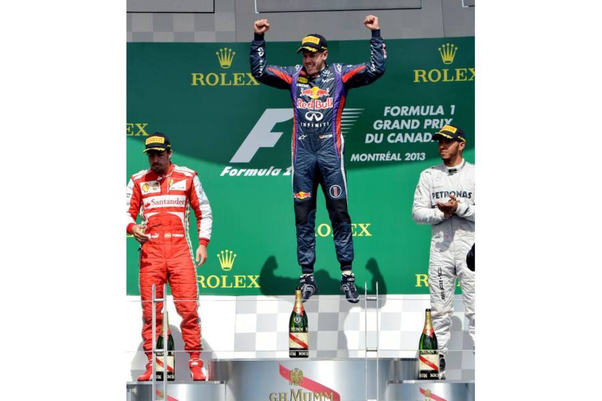 Por fin pudo celebrar en Canadá el alemán Sebastián Vettel, quien se impuso en la carrera de ayer de punta a punta, dando una vez más una clase de conducción y tranquilidad, logrando afianzarse en la clasificación del mundial de pilotos. (Foto: AFP / VANGUARDIA LIBERAL)