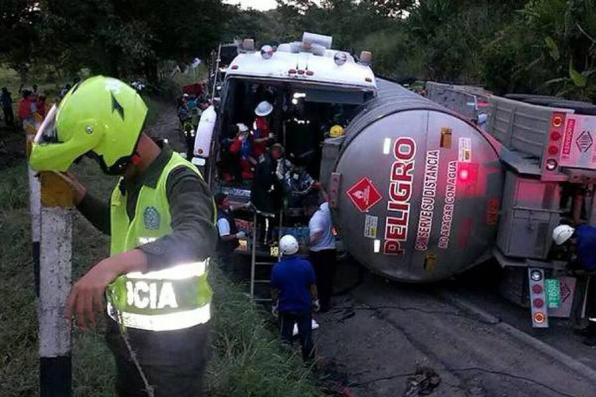 La vía de la Troncal del Magdalena Medio resultó cerrada más de seis horas, durante las cuales, las autoridades de tránsito retiraron los dos vehículos accidentados y el crudo que se derramó en la carretera debido a la colisión. (Foto: Suministrada/ VANGUARDIA LIBERAL)
