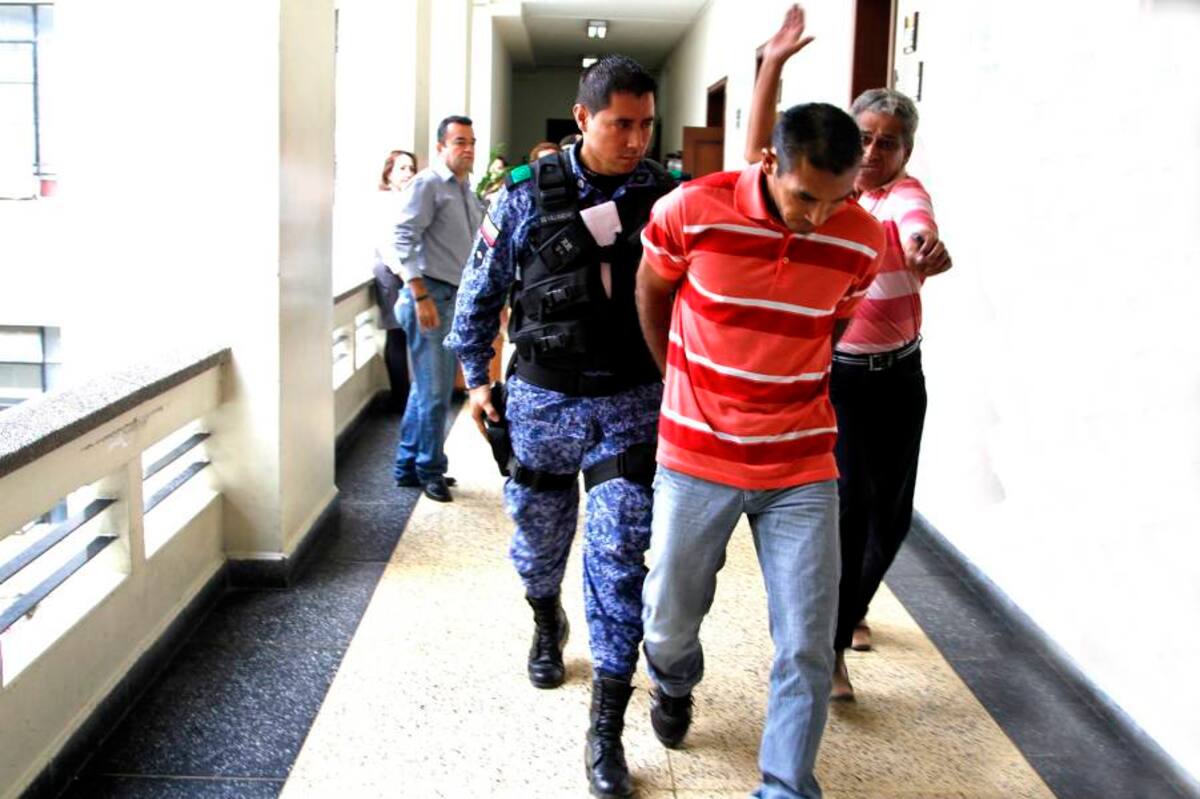 Este es el instante en el que el capturado es golpeado por uno de los familiares de la víctima a la salida de la audiencia. (Foto: Marco Valencia/VANGUARDIA LIBERAL )