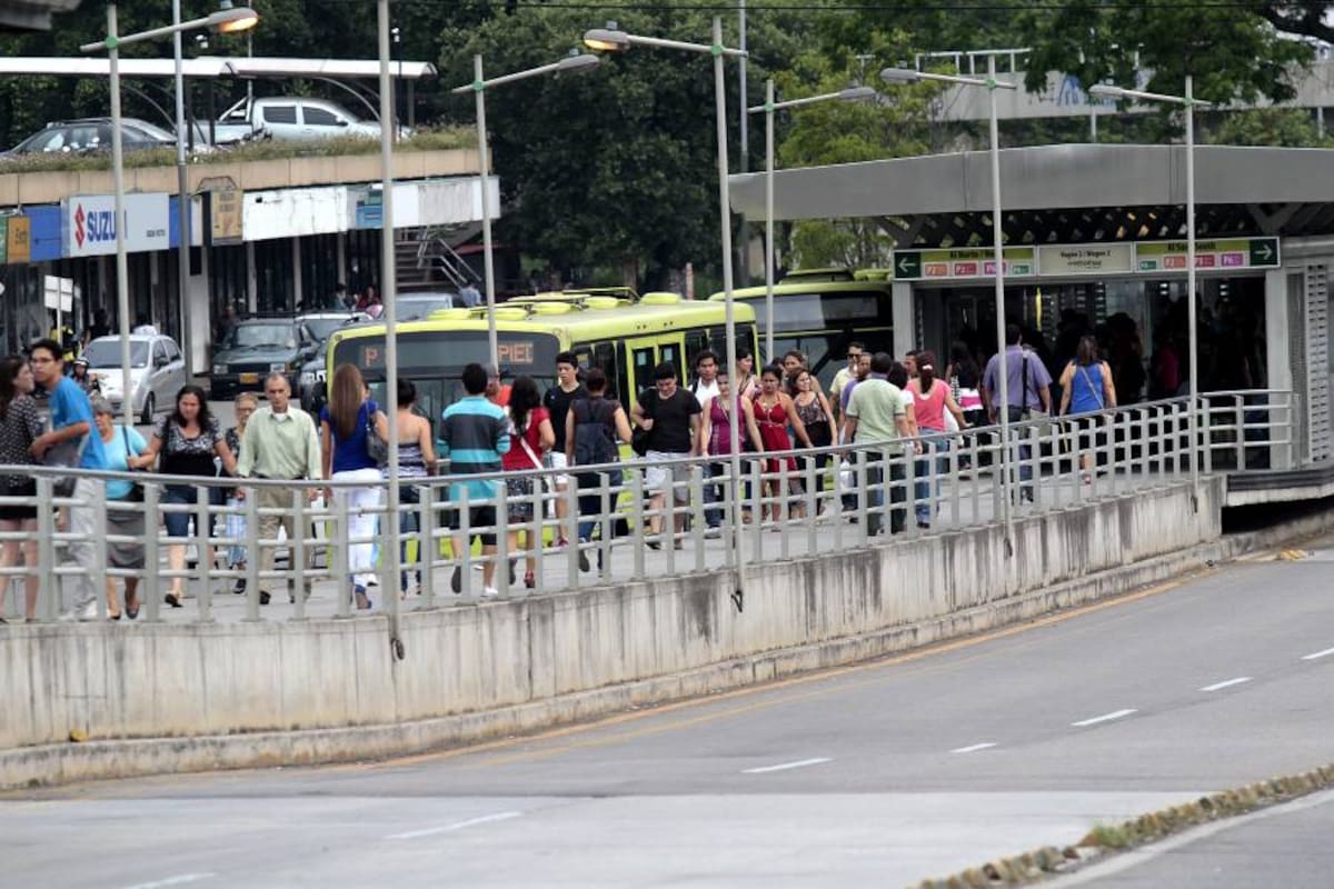 Otra de las molestias de los pasajeros tienen que ver con los largos recorridos que tienen que hacer para acceder al Sitm. (Foto: Javier Gutiérrez /VANGUARDIA LIBERAL)