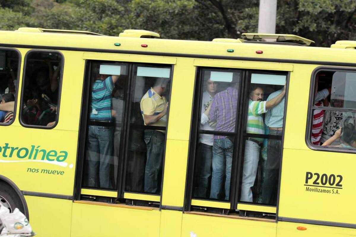 Las malas frecuencias, los largos tiempos de espera y el hacinamiento en los buses son las principales quejas de los usuarios. (Foto: Archivo /VANGUARDIA LIBERAL)