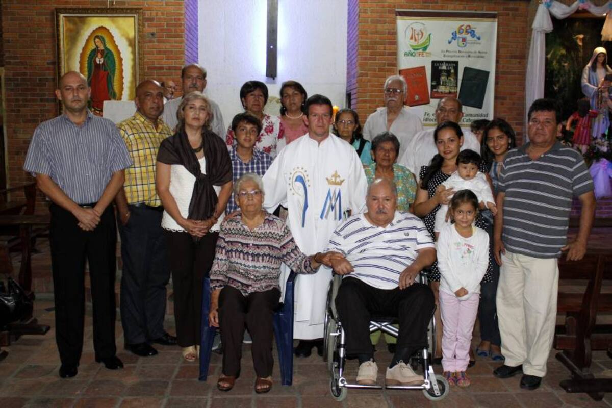 Nelson Almeida, Enrique Mateus, Mireya Almeida, César Almeida, Julián Mateus, Cristina Blanco, Sonia Almeida, Padre Jaime Alberto Contreras, Carmen Remolina, Eliécer Blanco, Amelia Vesga, Orlando Almeida, Melissa Blanco, José Alejandro Rivera, Ángela Almeida, Francisco Blanco, Josefa Remolina, Samuel Almeida y Alejandra Valdés. (Foto: Nelson Díaz / VANGUARDIA LIBERAL)