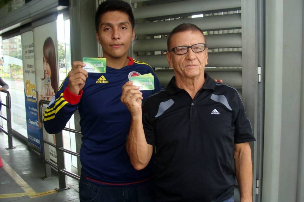 Los ganadores del concurso ‘Valores sobre ruedas’ recibieron como premio tarjetas recargadas con $500 mil, $300 mil y $250 mil. Ellos enviaron las mejores imágenes alusivas al buen uso del Sitm. (Foto: Suministrada / VANGUARDIA LIBERAL)