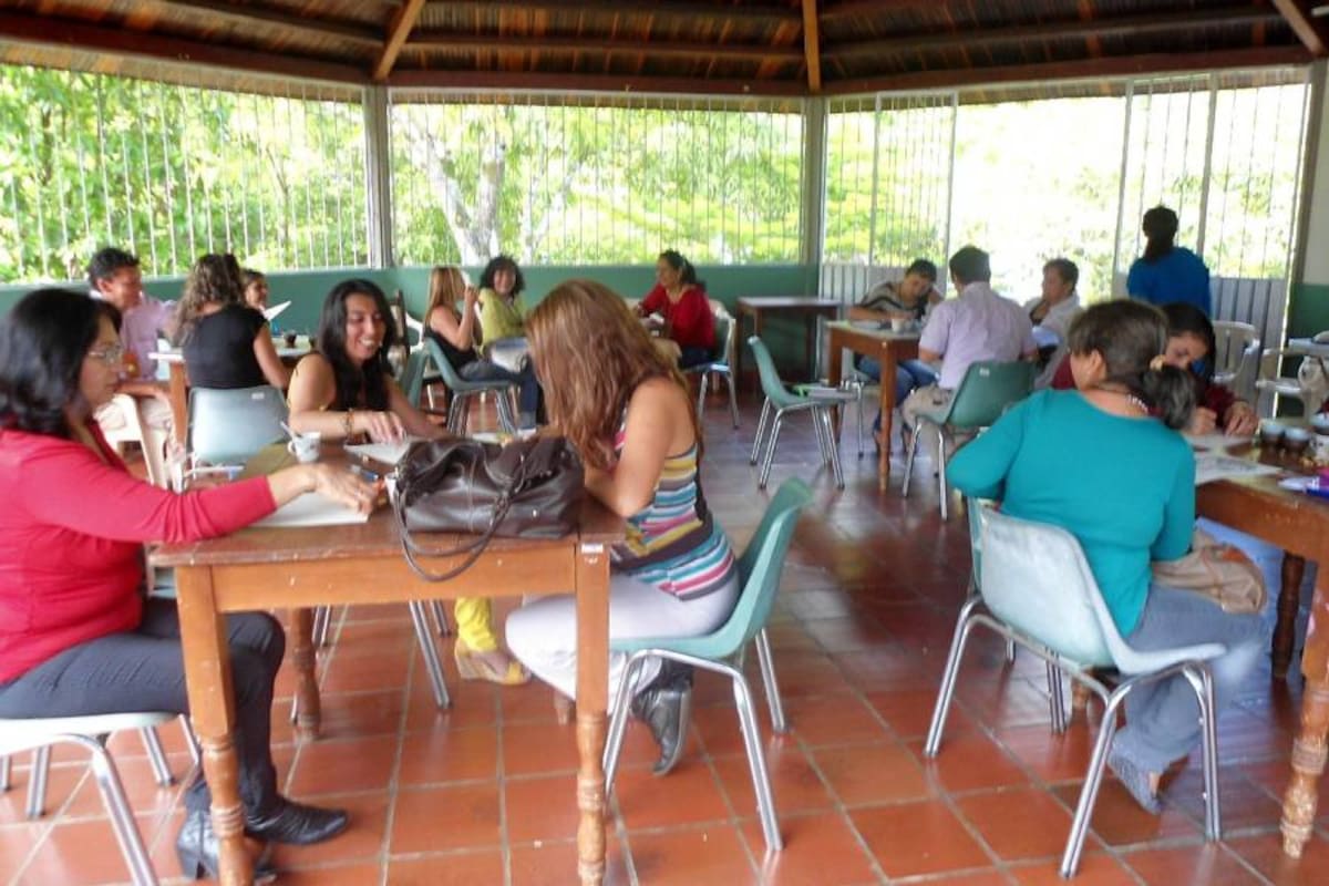 El taller se cumple en la Casa de Encuentros la Anunciación, durante el 12 y 13 de junio, donde participan directores y docentes de las 4 Instituciones Educativas Rurales del Municipio de San Gil (Foto: Nancy Acuña R. / VANGUARDIA LIBERAL)