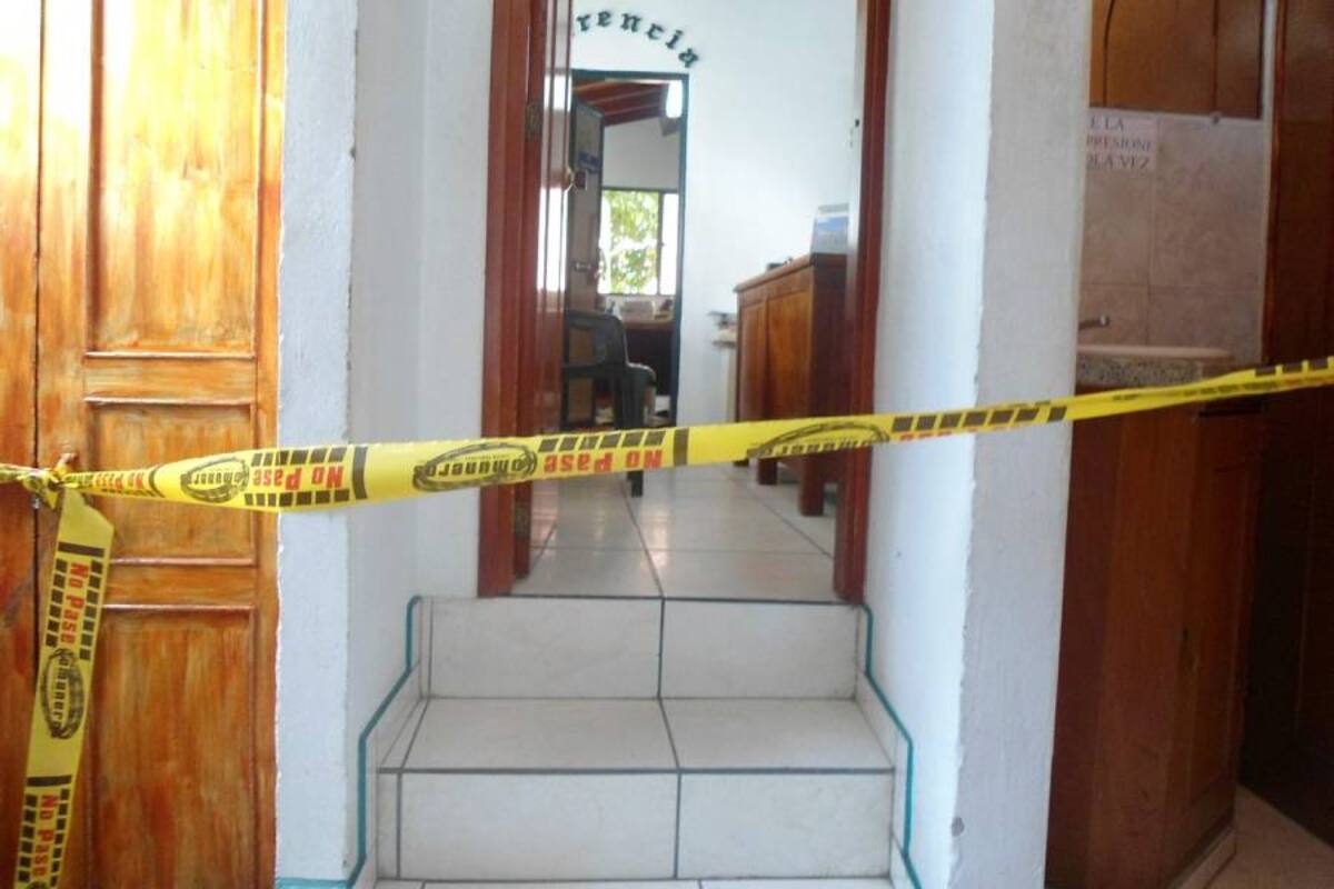 Al fondo se aprecia la ventana por la cual habría ingresado el delincuente a la oficina del propietario, de la Funeraria. El lugar fue acordonado por la Sijin mientras se adelanta la toma de huellas. (Foto: Nancy Acuña R. / VANGUARDIA LIBERAL)