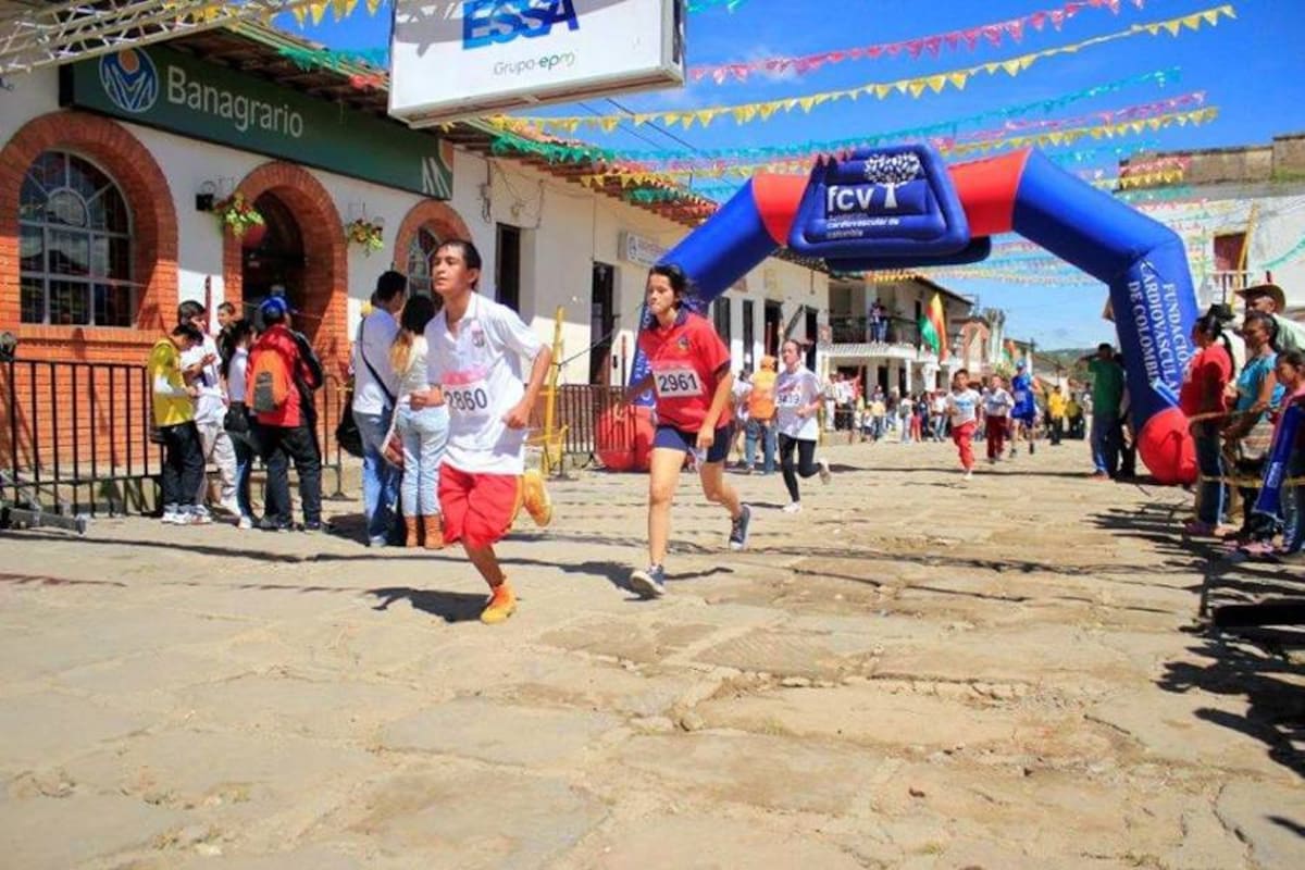 La carrera atlética se cumplió el pasado fin de semana en el marco de las fiestas del Retorno de Mogotes, con la participación de unos 700 competidores de las diferentes categorías. (Foto: Suministrada / VANGUARDIA LIBERAL)
