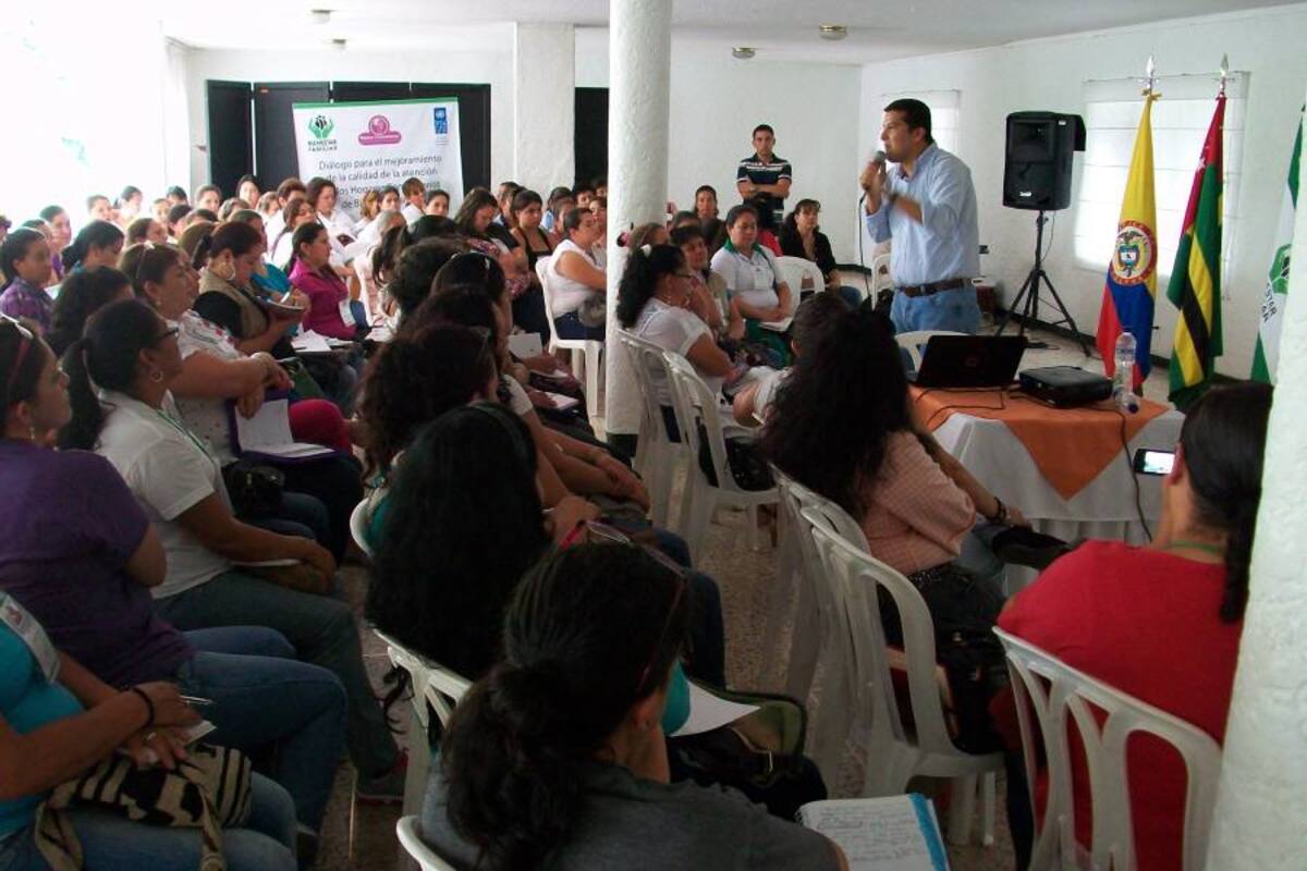 La reunión entre madres comunitarias y personal del Sistema Nacional de Bienestar Familiar del Icbf se cumplió el pasado viernes 14 de junio en el Hotel Bella Isla, en San Gil. (Foto: Suministrada / VANGUARDIA LIBERAL)