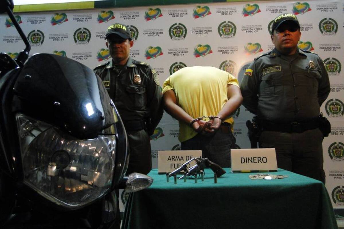 Durante la captura, el capturado de 29 años sufrió varias lesiones en las piernas, el abdomen y los hombros. La comunidad condujo a los uniformados hasta la casa donde se escondía. (Foto: Suministrada / VANGUARDIA LIBERAL )