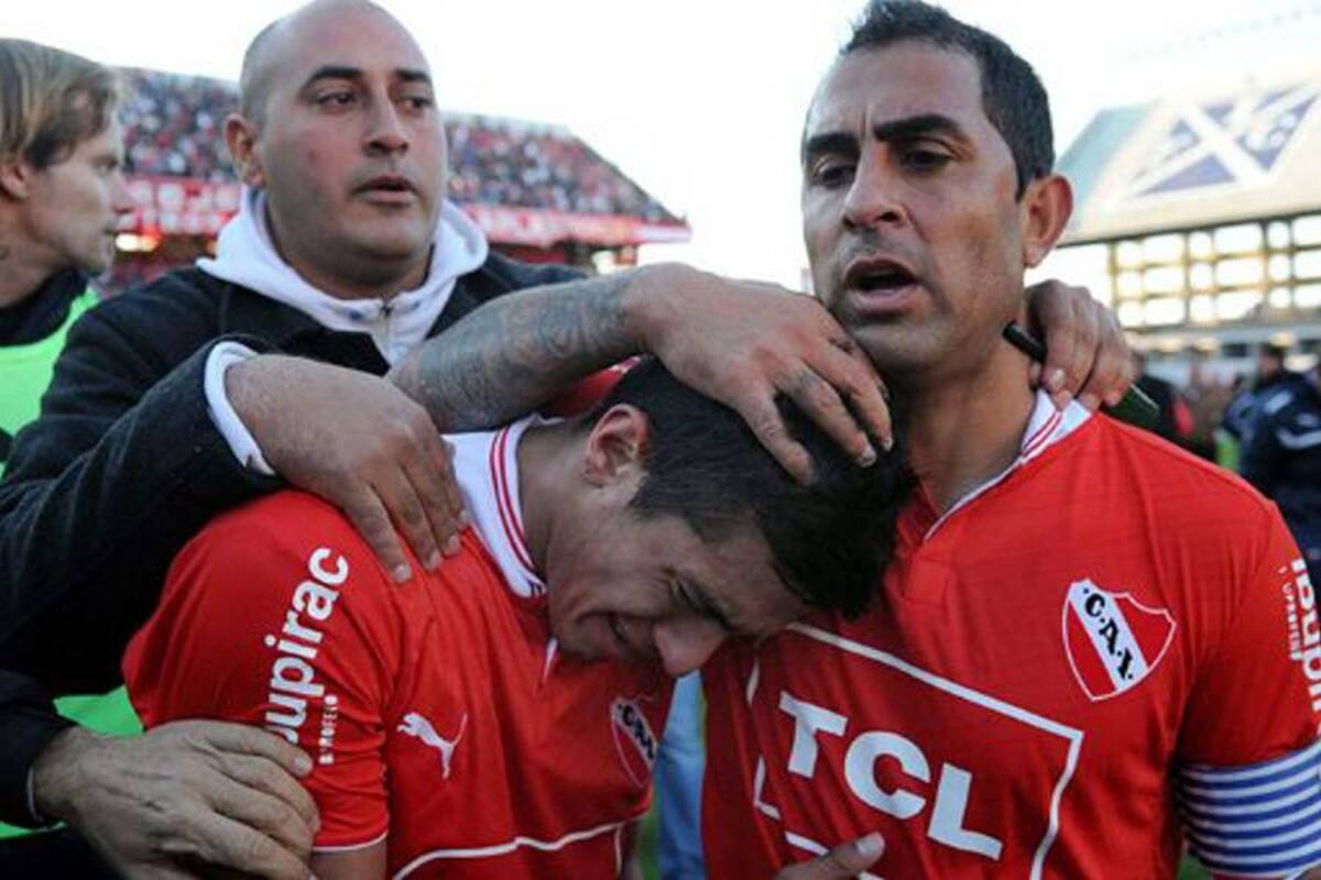 Lágrimas en el campo de juego, en la tribuna y en buena parte de Avellaneda, fue lo que produjo el descenso de otro de los grandes del fútbol de Argentina, Independiente, que ahora jugará en la B. (Foto: Tomada de www.canchallena.com.ar / VANGUARDIA LIBERAL)