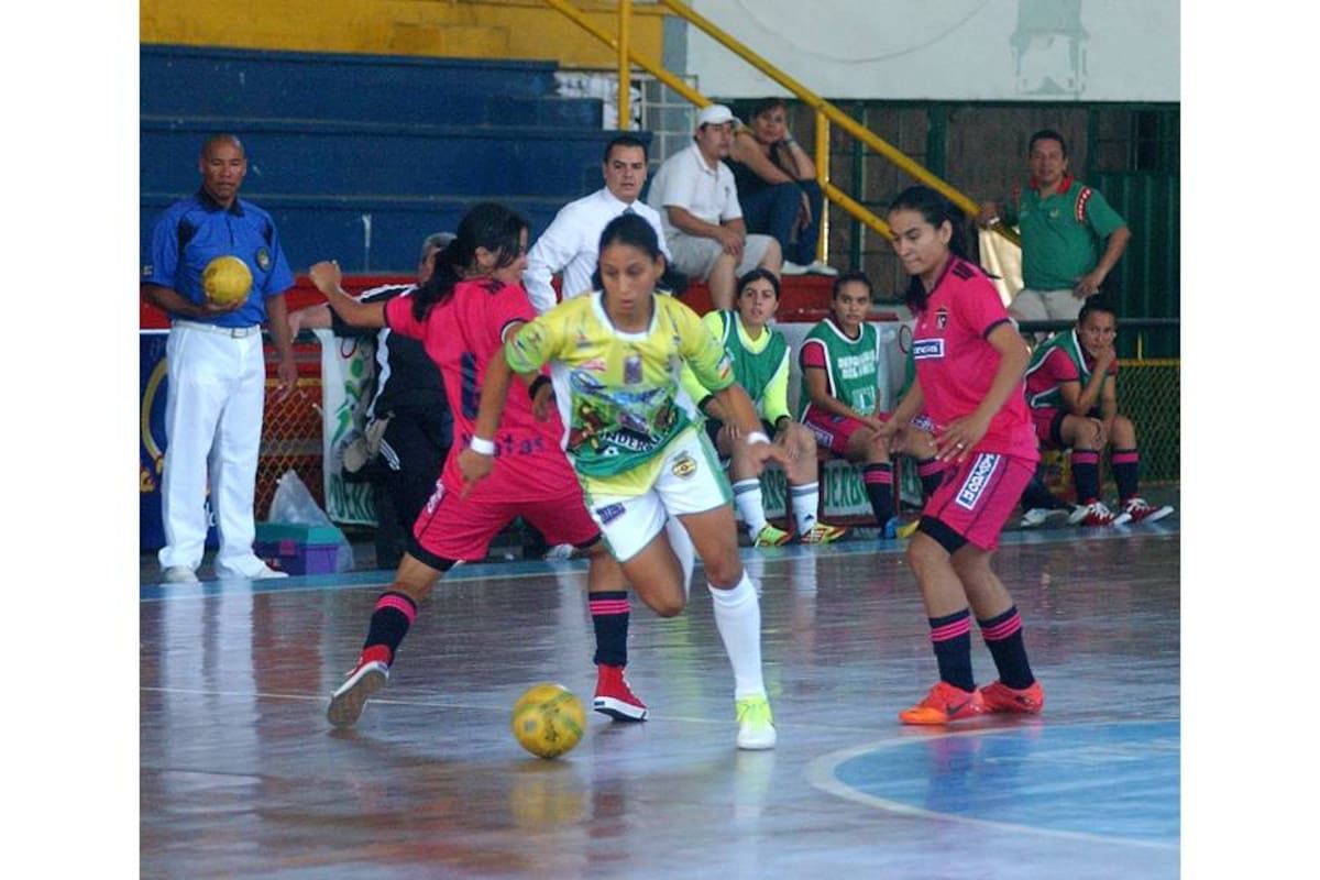 Real Bumanguesas logró ayer su tercer triunfo consecutivo en la Copa Postobón Profesional de Microfútbol y ahora es líder de su serie, condición que defenderá el próximo fin de semana como visitante ante Heroínas de Boyacá. (Foto: Jaime del Río / VANGUARDIA LIBERAL)