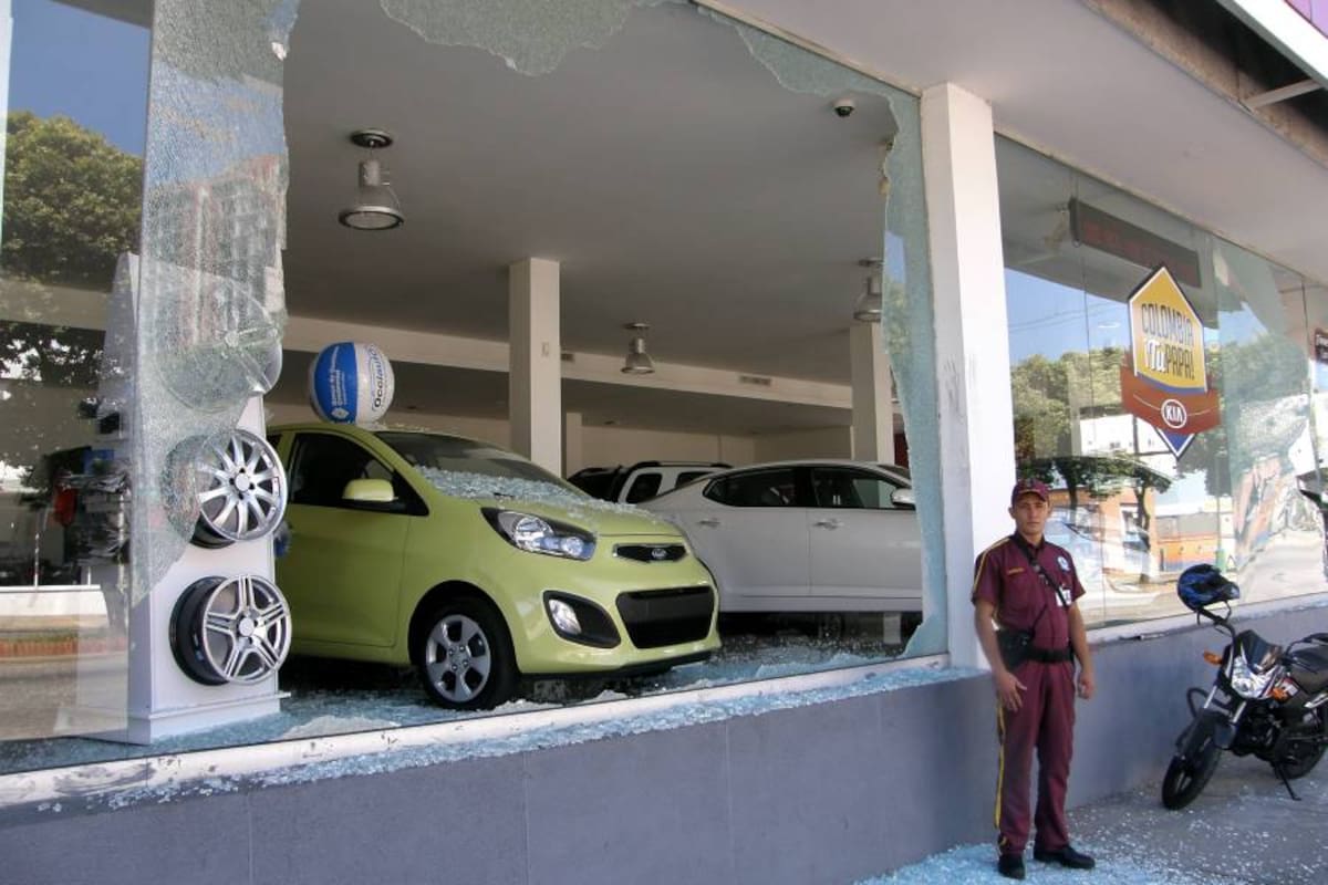Los dos vidrios que partieron incluso afectaron a un vehículo en el concesionario KIA. Tras el ataque un vigilante montó guardia para evitar que los dueños de lo ajeno hicieran de las suyas. (Foto: Jaime del Río/VANGUARDIA LIBERAL )