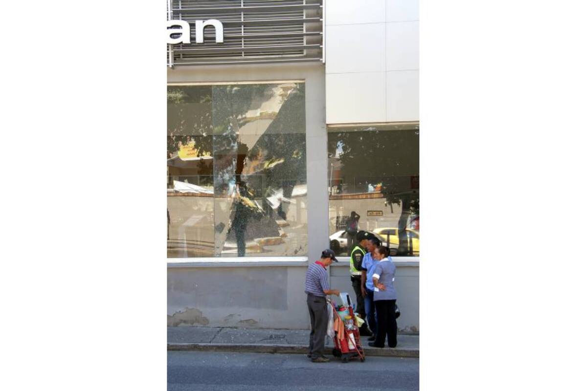 El otro concesionario que se vio afectado por este acto vandálico, fue el de Nissan, donde también partieron dos vidrios. (Foto: Jaime del Río/VANGUARDIA LIBERAL )