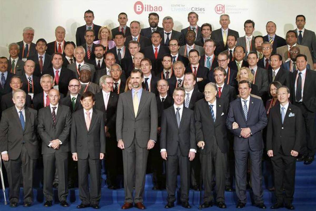 El Príncipe de Asturias, Don Felipe de Borbón clausuró el IV Foro Mundial de Alcaldes 2013, que reunió a las autoridades comprometidas con la sostenibilidad urbana. El mandatario bumangués, Luis Francisco Bohórquez Pedraza estuvo en la cumbre. (Foto: Foto: EFE / VANGUARDIA LIBERAL)
