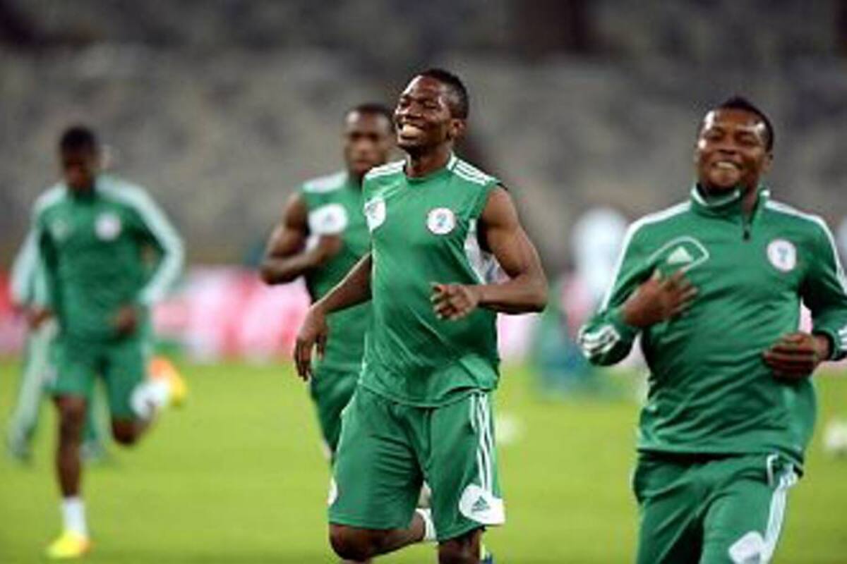 El favoritismo de Nigeria (izq.) sobre Tahití (der.) en su debut en la Copa Confederaciones se ha visto comprometido por el atraso de los africanos, que llegaron ayer en la madrugada a Brasil, sin embargo, los jugadores soltaron maletas y de una vez empezaron a preparar el partido. Por otra parte, los campeones de Oceanía le apuestan al trabajo defensivo para no ser humillados. (Foto: AFP / VANGUARDIA LIBERAL)