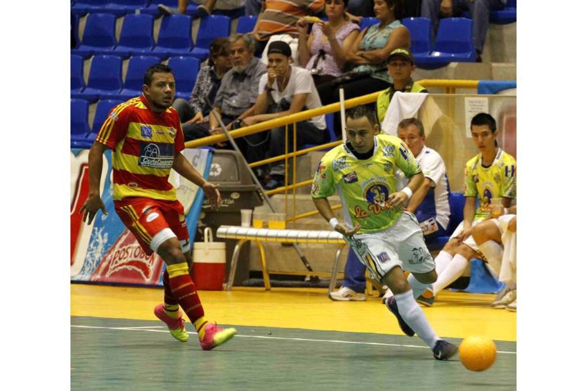 Bucaramanga FSC ajustó su quinto triunfo de la temporada, tras golear por 10 - 3 a Potros de Casanare, triunfo que le permitió al quinteto local mantenerse en la pelea por los lugares de privilegio del grupo A de la Copa Postobón Profesionald de Microfútbol. (Foto: Nelson Díaz / VANGUARDIA LIBERAL)