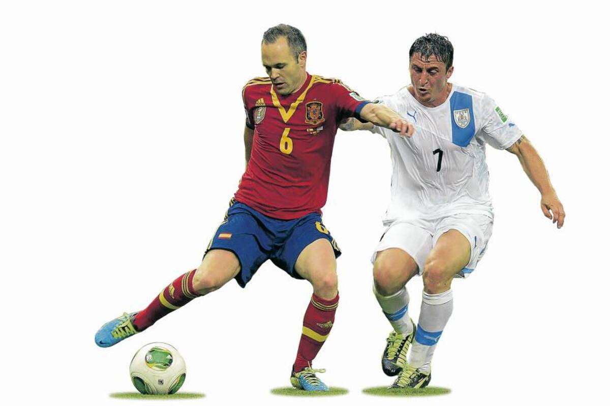 Una vez más el mediocampista Andrés Iniesta fue el conductor de España. El ‘cerebro’ del Barcelona comandó a La Roja a una victoria cómoda (2-1) ante Uruguay, a pesar del sufrimiento de los últimos minutos tras el descuento de Luis Suárez. (Foto: AFP / VANGUARDIA LIBERAL)