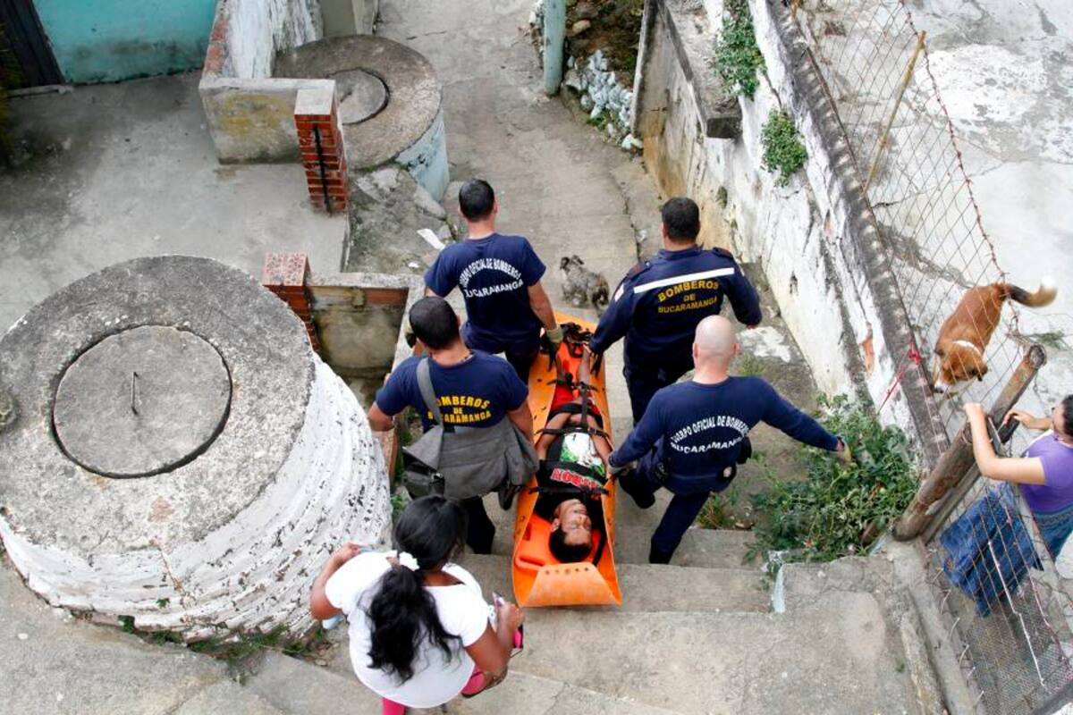 Este es el momento en el que los Bomberos trasladan al herido al Hospital Local del Norte para que recibiera atención médica. (Foto: Marco Valencia/VANGUARDIA LIBERAL )