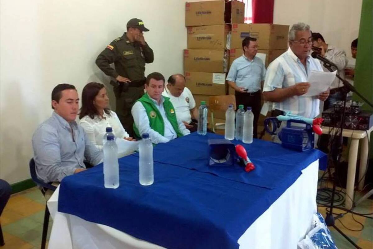 Además del gobernador Richard Aguilar Villa y el alcalde de Villanueva, Antonio Fuentes Viviescas, a la entrega de filtros asistieron la directora de la CAS, Flor María Rangel Guerrero, y otros funcionarios. (Foto: Suministrada / VANGUARDIA LIBERAL)