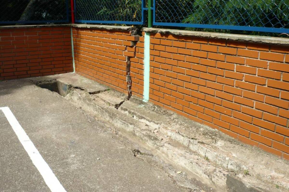 El inestable muro de la cancha del barrio Prados del Sur de Floridablanca representa un peligro para los visitantes. (Foto: Liliana Carvajal/VANGUARDIA LIBERAL)