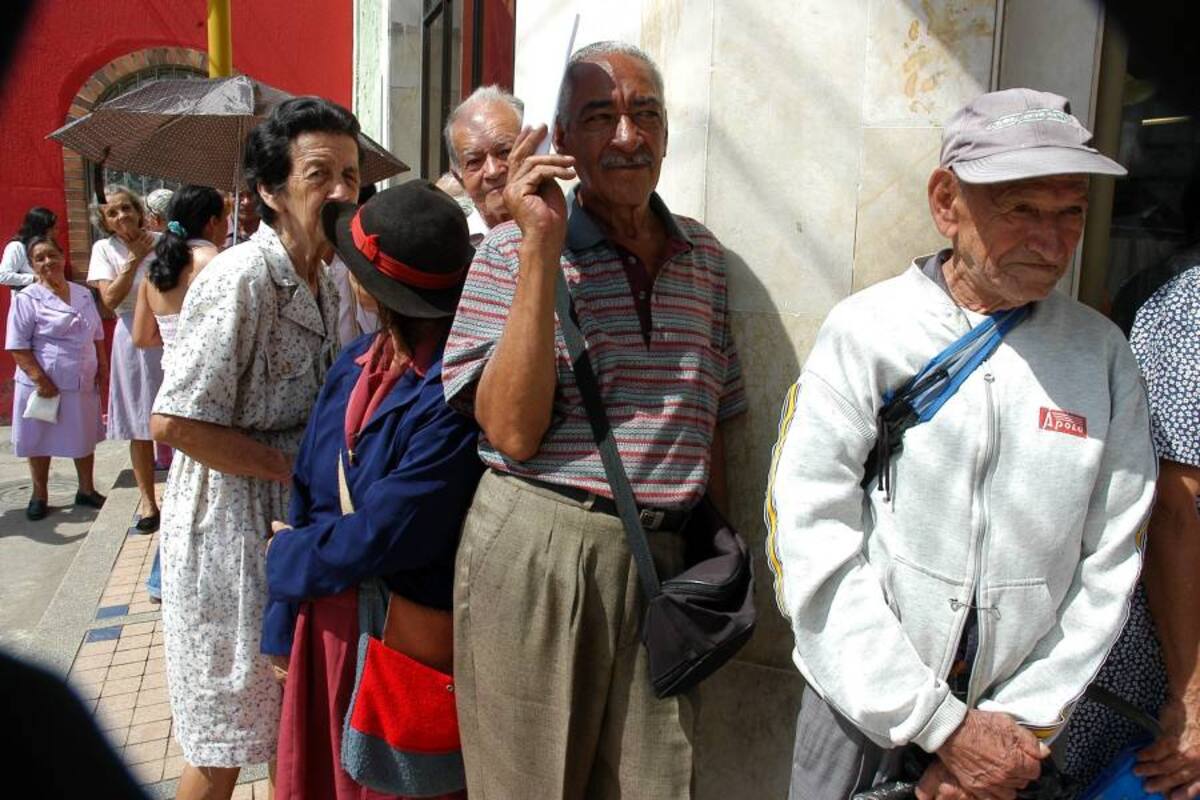 Las autoridades esperan que los adultos mayores se informen sobre los turnos antes de hacer largas filas y evitarse molestias como estar parados al sol por un prolongado tiempo. (Foto: Archivo / VANGUARDIA LIBERAL)