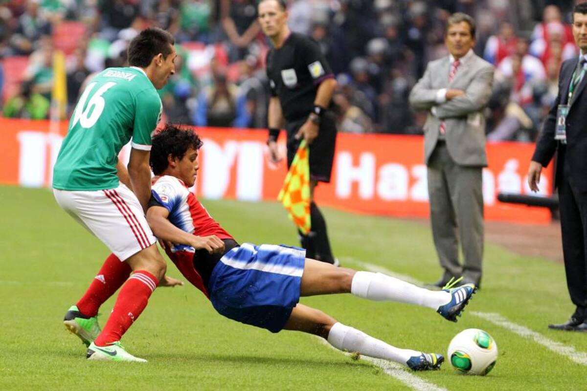 El sangileño Jorge Luis Pinto sacó con Costa Rica un valioso empate en el estadio Azteca ante México. (Foto: AFP / VANGUARDIA LIBERAL)