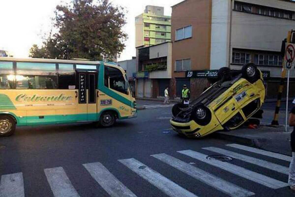 El accidente se presentó ayer a las 4:50 de la mañana en la esquina de la calle 36 con carrera 17 de Bucaramanga. Los tres ocupantes del taxi resultaron heridos. (Foto: Suministrada/VANGUARDIA LIBERAL )