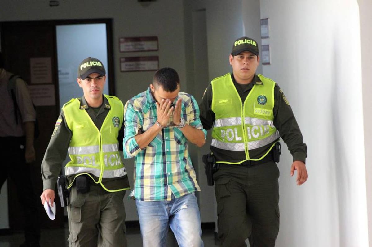 El capturado, un hombre de 32 años, fue trasladado ayer por la Policía a la Cárcel de Mediana Seguridad de Palogordo bajo medida de aseguramiento. Durante la audiencia no aceptó los cargos que la Fiscalía le imputó por lo que es considerado inocente hasta tanto se demuestre lo contrario. (Foto: Mauricio Betancourt/VANGUARDIA LIBERAL )