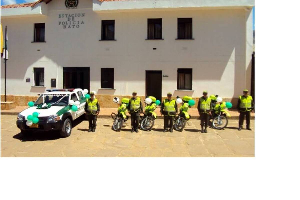 Policía en el Hato recibió motos y camioneta para la vigilancia del municipio, que ahora implenta el Plan Nacional de Vigilancia Comunitaria por Cuadrantes. (Foto: Suministrada/VANGUARDIA LIBERAL )