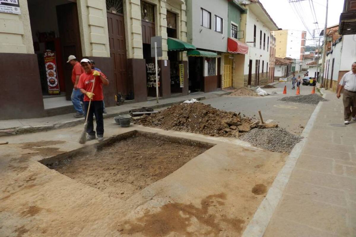 Trabajo de reparcho y reparación vial se adelantan a lo largo de toda la carrera 14. (Foto: Karen Johana Mantilla M/VANGUARDIA LIBERAL )