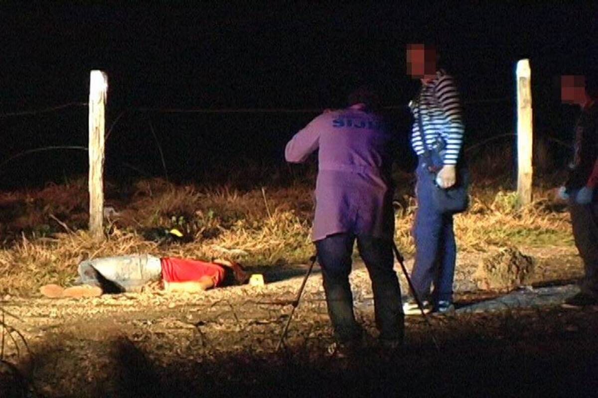 La unidad criminalística de la Sijín realizó el levantamiento del cuerpo de un joven que fue hallado sin vida en la comuna Tres. Fue atacado a bala y posteriormente con un objeto contundente. (Foto: Suministrada/ VANGUARDIA LIBERAL)