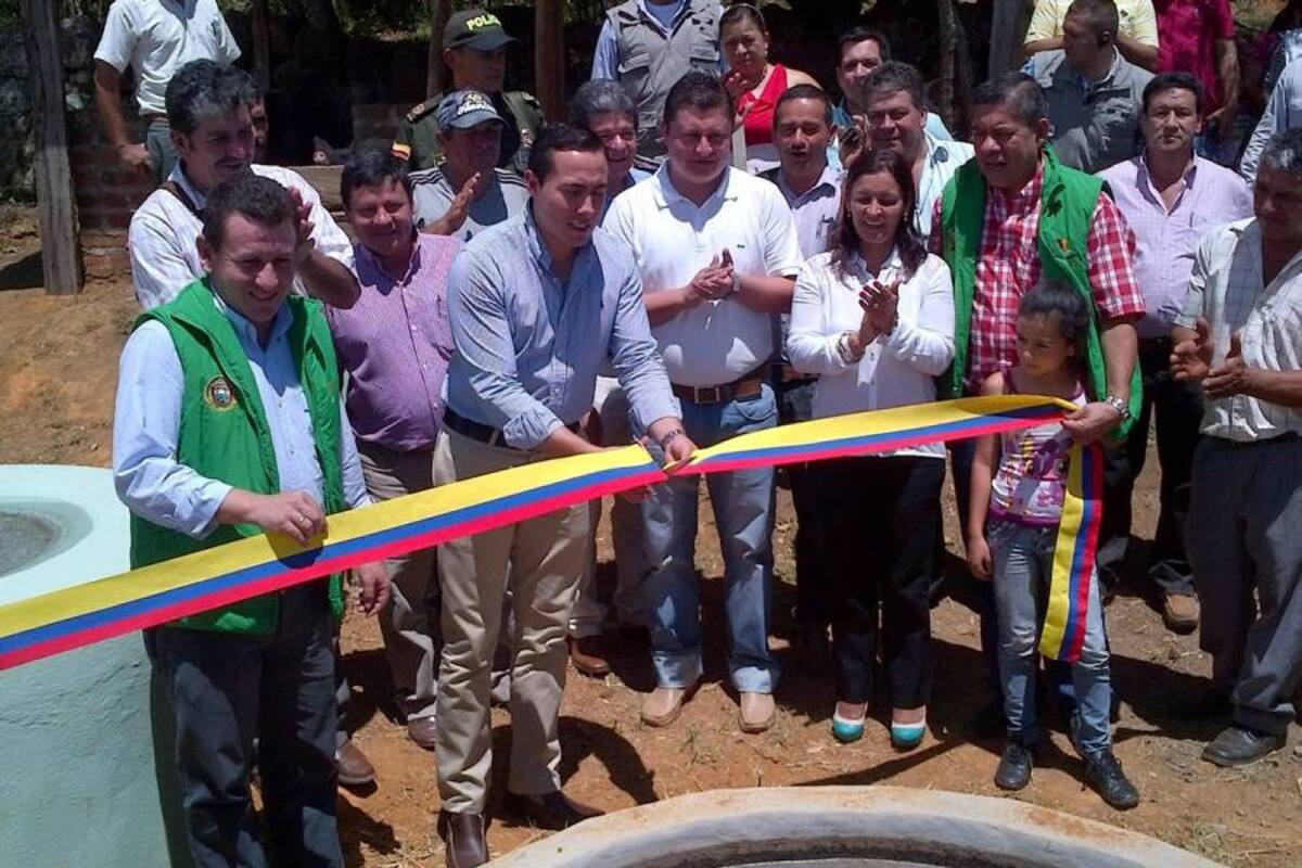 Aspectos de la visita del gobernador Richard Aguilar Villa, y algunos de sus colaboradores, al municipio de Barichará, donde asistió el alcalde Iván Alonso López Vesga, el gerente de Fedetabaco Eliodoro Campos y la directora de la CAS, Flor María Rangel Guerrero. (Foto: Suministrada / VANGUARDIA LIBERAL)