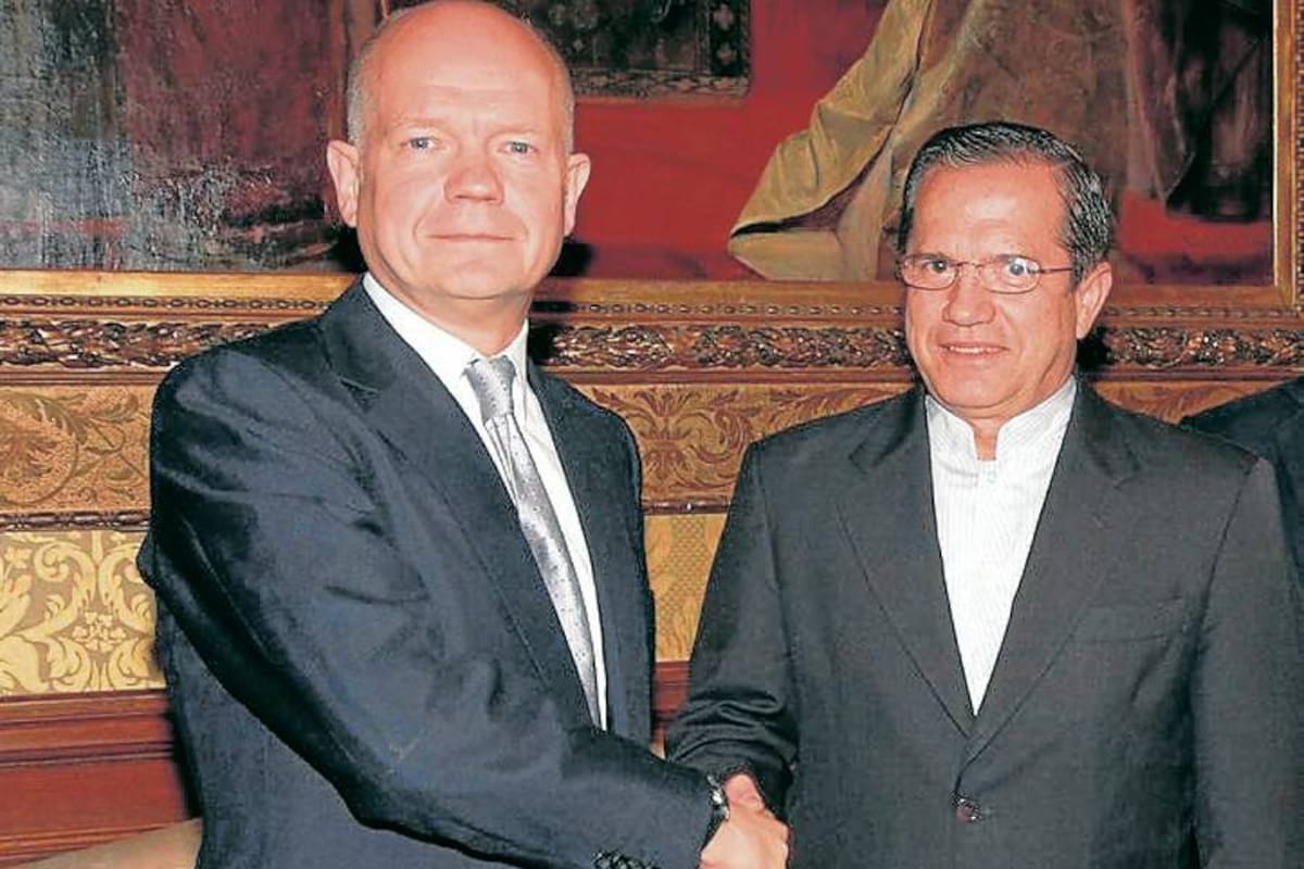 El canciller ecuatoriano Ricardo Patiño (der.) y su homólogo británico William Hague (izq.) no lograron avances ayer sobre el caso del fundador de WikiLeaks Julian Assange (Foto: AFP / VANGUARDIA LIBERAL)