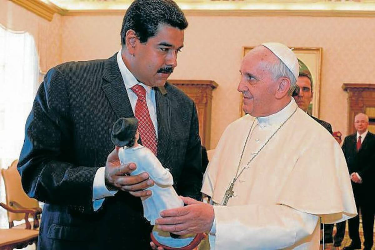 Durante el tradicional intercambio de regalos, Maduro obsequió al papa la Constitución de su país, un retrato de Simón Bolívar y un cuadro de la Virgen de Coromoto, patrona de Venezuela. (Foto: AFP / VANGUARDIA LIBERAL)