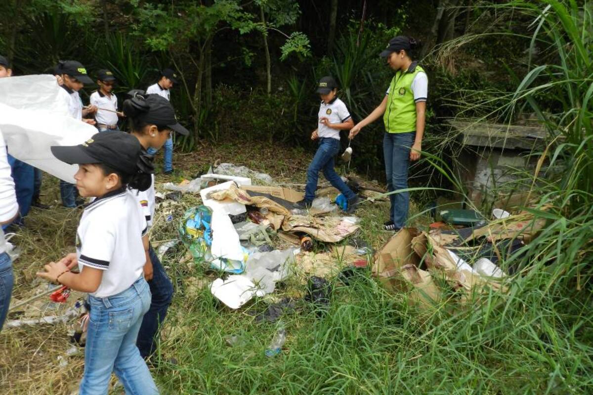 La actividad inició hacia las ocho de la mañana. Este sitio también presenta una vegetación bastante crecida, la cual sirve como refugio para los consumidores de drogas. (Foto: Íngrid P. Albis Pérez/VANGUARDIA LIBERAL)