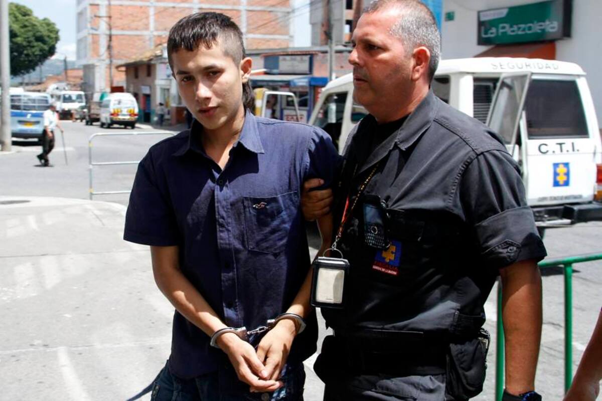 El capturado fue presentado ayer en audiencia pública en el Centro de Servicios Judiciales de Bucaramanga por los delitos de homicidio agravado y porte ilegal de armas de fuego. (Foto: Marco Valencia/VANGUARDIA LIBERAL )