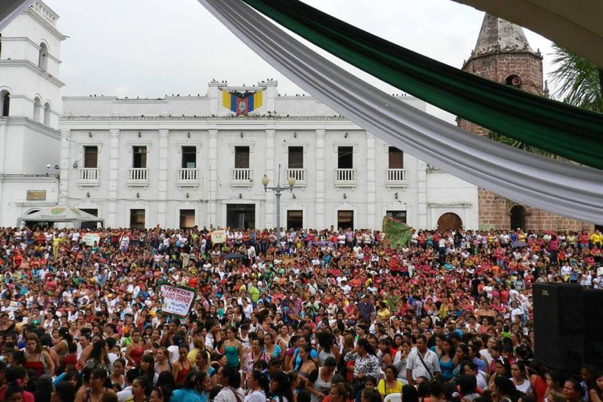 Más de dos mil titulares y nuevas titulares del programa presidencial ‘Más Familias en Acción’, confluyeron ayer en el parque principal de Piedecuesta en la conformación de la Asamblea. (Foto: Édgar Omar Bustos A/ VANGUARDIA LIBERAL )