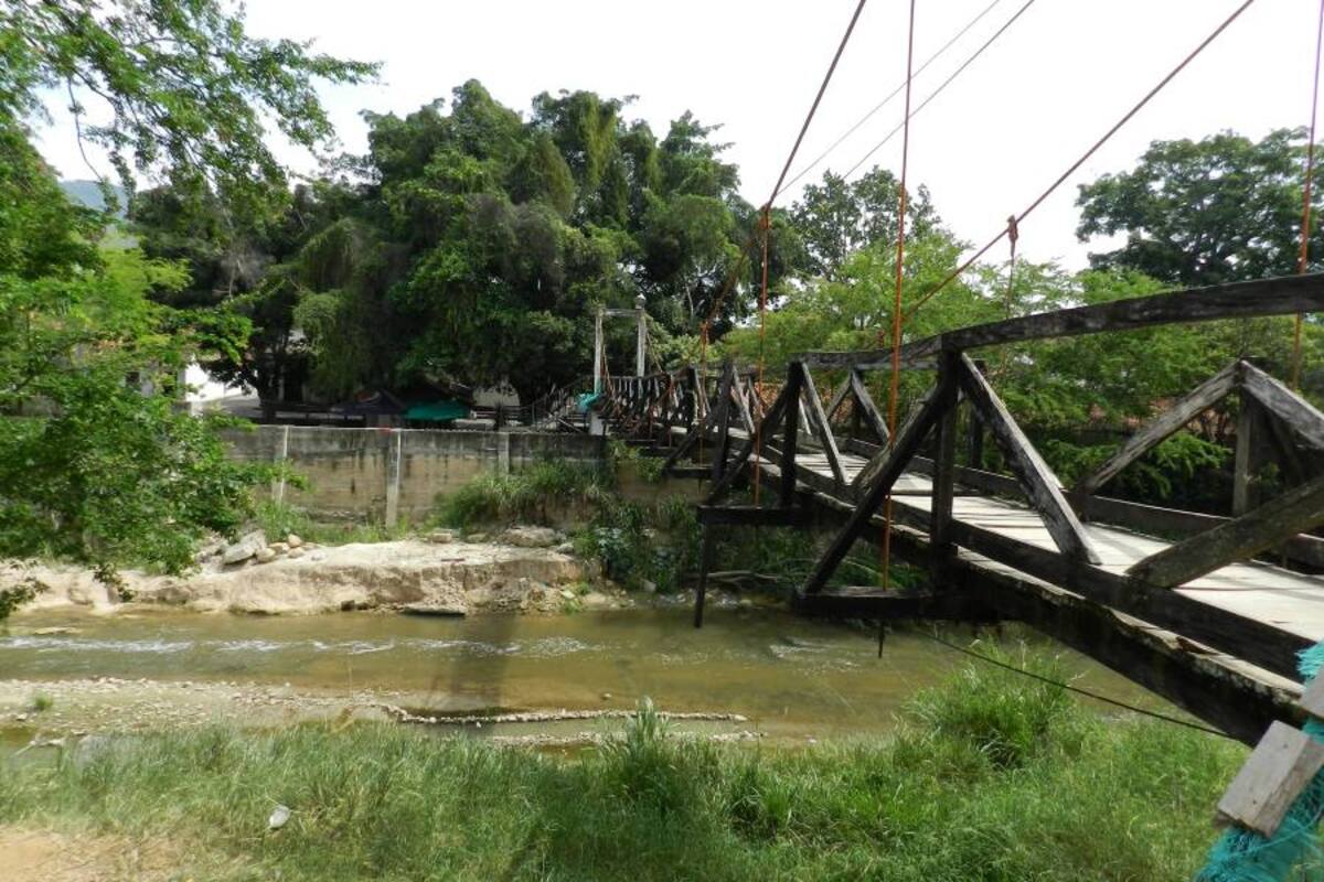 Los puentes de madera en el municipio de Girón son la muestra del olvido. (Foto: Íngrid P. Albis Pérez/VANGUARDIA LIBERAL)