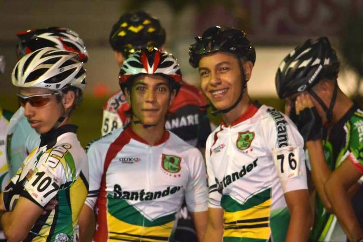 Estos dos patinadores, Daniel Mauricio Torres Pico (izquierda) y Gian Carlo Acosta Flórez (derecha), son los más jóvenes de Santander en el selectivo de la selección Colombia. (Foto: Suministrada / VANGUARDIA LIBERAL)