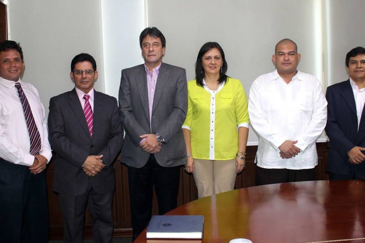 Herman Roa Pereira, coordinador de Investigación; Jaime Iván Echeverry Olarte, coordinador del programa profesional Logística y Mercadeo Organizacional; Luis Hernán Cortés Niño, director administrativo de Comfenalco Santander; Carmen Cecilia Quintero Lozano, rectora de la UNC; Luis Fernando Téllez Jerez, coordinador de la tecnología en Diseño de Comunicación Visual y Edwin Darío Gómez Parra, coordinador de la tecnología en Turismo y Desarrollo Local (Foto: Mauricio Betancourt/ VANGUARDIA LIBERAL)