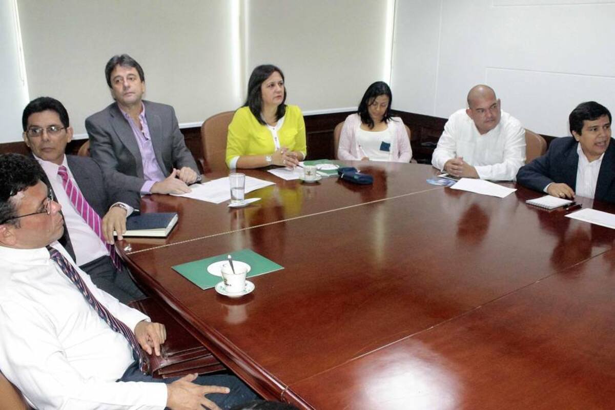 Fue oficializada la Fundación Universitaria Comfenalco Santander-UNC, tras un acto celebrado en la sala de juntas de esa institución. Aparecen en el registro gráfico, de izquierda a derecha: Herman Alfonso Roa Pereira, coordinador de Investigación; Jaime Iván Echeverry Olarte, coordinador del programa profesional de Logística y Mercadeo Organizacional; Luis Hernán Cortés Niño, director administrativo de Comfenalco Santander; y Carmen Cecilia Quintero Lozano, rectora de la UNC. (Foto: Foto: Mauricio Betancourt / VANGUARDIA LIBERAL)