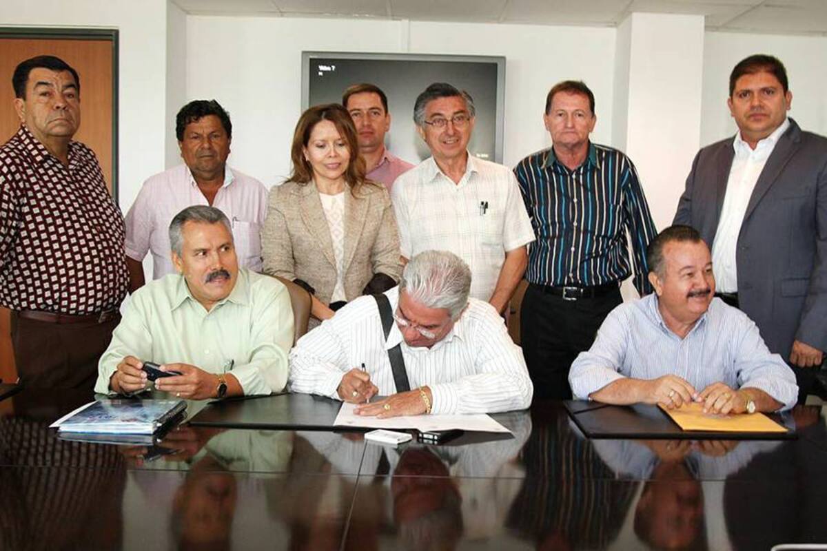 Los gerentes de las empresas de taxis firmaron un comunicado que respalda las acciones del Alcalde con el tema del transporte público: Miguel Domínguez, de Trans Domínguez; Álvaro Benavides, de Trans San Juan; Milse Idarraga, de Transportes Tax Sur: Hernán Gómez, de Cotaxi; Pedro E. Lagos, de Tax Lagos; Eliécer Luna, de Tax Libres; Luis E. Niño, de Tax Sol Oriente; Mariano Ballesteros, de Radio Tax; Pedro Lineros, de Búcaros; y Yesid Torres, de Flotax S.A. (Foto: Foto: VANGUARDIA LIBERAL)