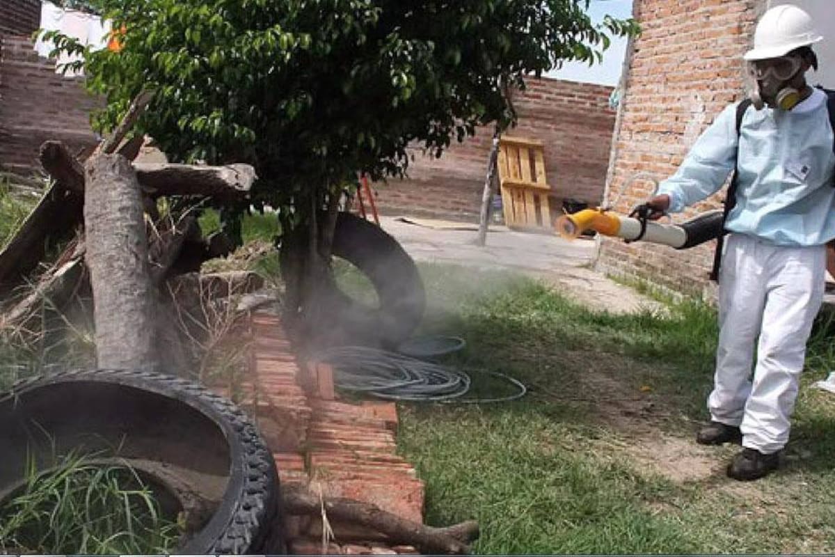 La fumigación ha sido una de las medidas de control implementadas por el municipio en las zonas con mayor número de casos de dengue. (Foto: Archivo / VANGUARDIA LIBERAL)