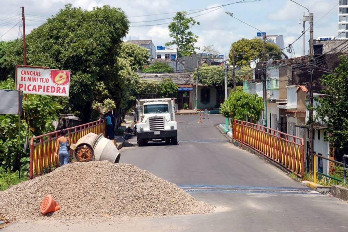 Aunque el proyecto de mantenimiento vial no ha terminado, la falta de rejilla en algunos puntos se convierte en una trampa mortal para conductores y peatones al no estar bien señalizada. (Foto: Edgar Pernett/VANGUARDIA LIBERAL)