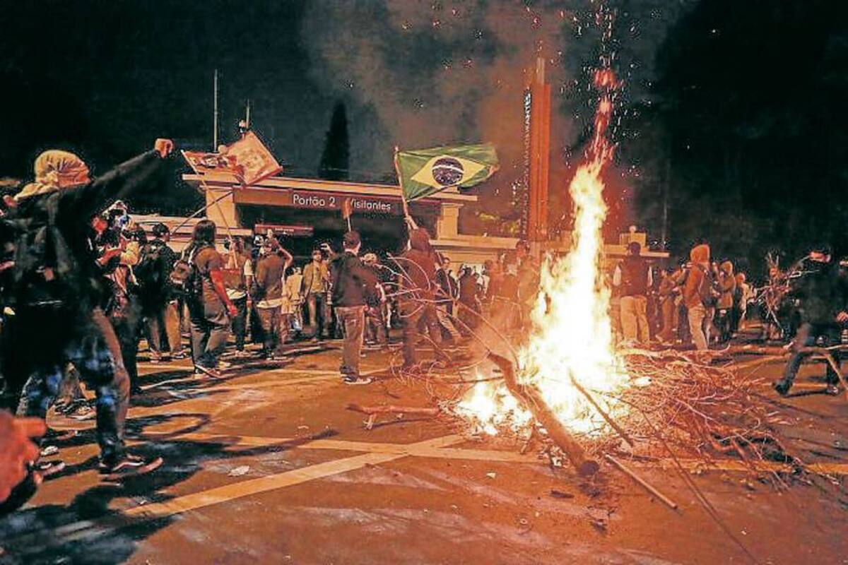 Es la mayor protesta en dos décadas en Brasil contra aumentos del precio del transporte y los gastos multimillonarios para el Mundial de fútbol 2014, que terminó en caos y violencia en Río de Janeiro y otras ciudades, el pasado lunes. (Foto: AFP / VANGUARDIA LIBERAL)
